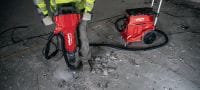 Gehen Sie zu Folie 4 von 7: Elektrischer Betonabbruchhammer TE 3000-AVR für schwere Arbeiten Außergewöhnlich leistungsstarker Abbruchhammer für schwere Beton-Abbrucharbeiten, zum Trennen von Asphalt, für Erdarbeiten und zum Setzen von Erdleitern Anwendungen 3