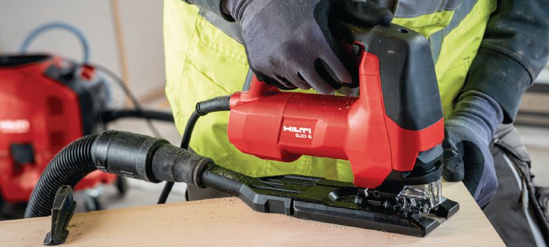 Bild 2 von 4: Pendelhubstichsäge SJD 6 mit D-Griff Pendelhubstichsäge 850 W mit Griff an der Oberseite, mit der anspruchsvolle Kurvenschnitte schneller und komfortabler gelingen Anwendungen 1