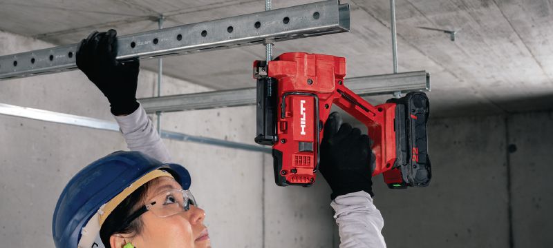 Bild 2 von 4: Akku-Gewindestangenschneider STR 4-22 Kompakter Akku-Gewindestangenschneider inklusive M10 (W3/8) Klinge zum Zuschneiden von Gewindestangen mit einem Durchmesser von bis zu 10 mm Anwendungen 1