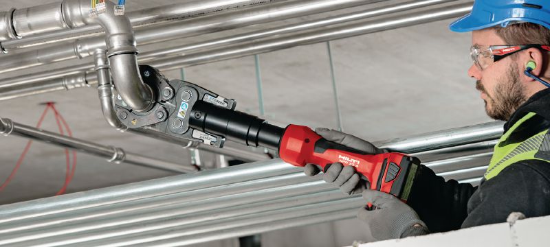 Akku-Rohrpresse NPR 32-A Akkubetriebenes Inline-Rohrpressgerät (32 kN) mit auswechselbaren Backen zum Verpressen von Metall- und Kunststoffrohren bis Ø 110 mm (4) Anwendungen 1