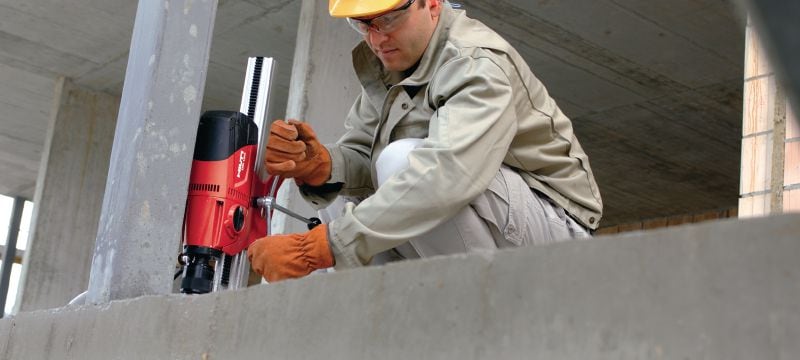 Bild 6 von 7: Kernbohrgerät DD 120 Äußerst kompaktes, leichtes und mobiles Diamantbohrgerät für ständergeführte Betonbohrungen von 16 bis 162 mm (5/8 bis 6-3/8) Anwendungen 1