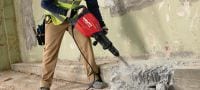Abbruchhammer für Beton TE 1000-AVR Vielseitiger Abbruchhammer für Abbruch- oder Meißelarbeiten in Böden und gelegentlichen Arbeiten in Wänden (mit Universalnetzkabel) Anwendungen 2