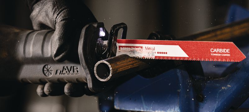 Bild 4 von 5: Säbelsägeblatt für dickes Metall (titanbeschichtetes Hartmetall) Titanbeschichtetes Säbelsägeblatt der Ultimate-Leistungsklasse zum Trennen von Gusseisen, Edelstahl und anderen harten Metallen mit einer Stärke von mehr als 5 mm (3/16) Anwendungen 1