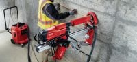 Gehen Sie zu Folie 10 von 14: Kernbohrgerät DD 250-CA Modernes Diamant-Kernbohrgerät mit optionaler Cut Assist-Vorschubeinheit für sehr kleine bis große Durchmesser (12 bis 500 mm bzw. ½ bis 20) Anwendungen 3