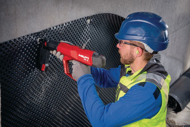 Bild 6 von 13: DX 6 MX pulverbetriebenes Gerät mit Magazin Vollautomatisches, pulverbetriebenes Bolzensetzgerät mit Magazin für magazinierte Nägel Anwendungen 1