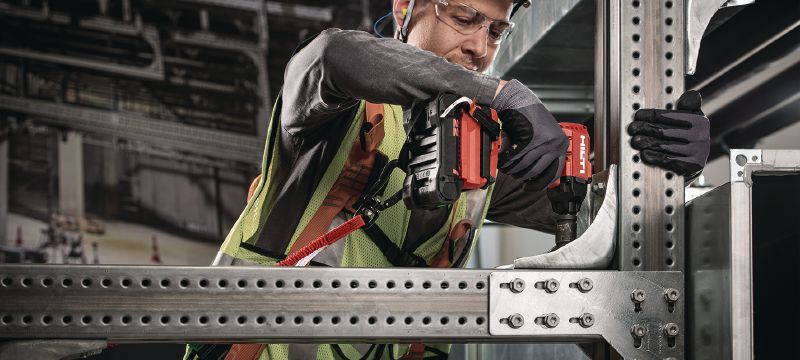 MT-C-GL HA OC Winkelkonsole Halb verstellbare und abgespannte Winkelkonsole für schwere MT Kastenprofile mit 3D-Lasten in mäßig korrosiven Umgebungen Anwendungen 1