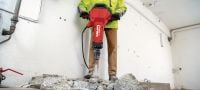 Gehen Sie zu Folie 6 von 7: Elektrischer Betonabbruchhammer TE 3000-AVR für schwere Arbeiten Außergewöhnlich leistungsstarker Abbruchhammer für schwere Beton-Abbrucharbeiten, zum Trennen von Asphalt, für Erdarbeiten und zum Setzen von Erdleitern Anwendungen 5