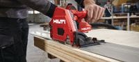 Gehen Sie zu Folie 5 von 5: SC 6WP-22 Akku-Tauchsäge Tauchsäge mit hoher Staubaufnahmerate für saubere und kontrollierte, gerade Präzisionsschnitte in Holz bis 53 mm│2-1/8 Zoll Tiefe in Verbindung mit einer Führungsschiene Anwendungen 3