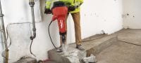 Gehen Sie zu Folie 4 von 6: TE-H SM Spitzmeißel Spitzmeißel zum Feinmeißeln/Aufbrechen von Beton und Mauerwerk in Verbindung mit den Abbruchgeräten TE 3000 oder H28 der 3. Generation mit Klammer Anwendungen 1