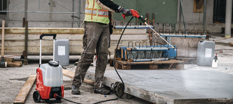 LS 15-22 Akku-Sprühgerät Akkubetriebenes Sprühgerät mit 4-Gallonen- bzw-15-Liter-Tank, zum Sprühen von Trennöl oder Wasser für das Binden von Baustaub (Nuron-Batterieplattform) Anwendungen 1